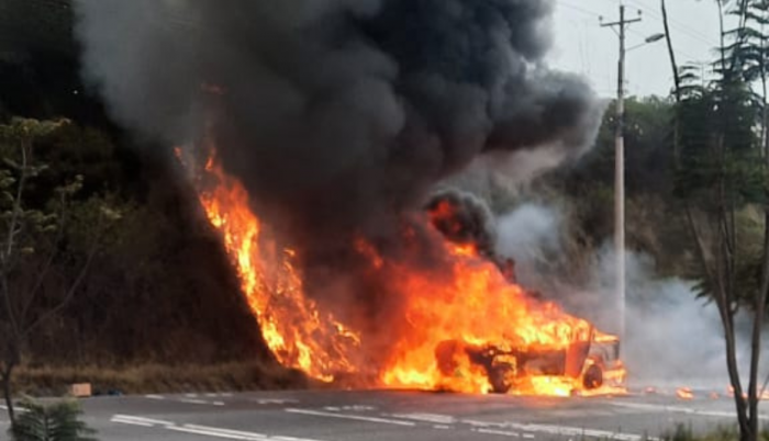 CAMIONETA SE PRENDIÓ EN LLAMAS