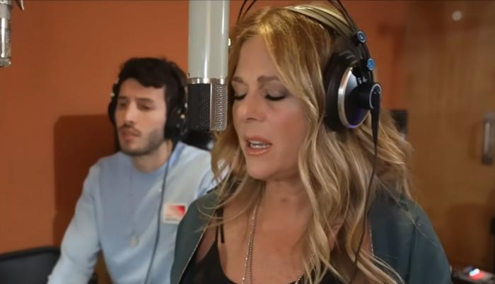 Rita Wilson y Sebastian Yatra