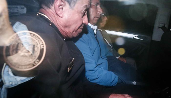 El destituido presidente de Perú Pedro Castillo sale detenido en un vehículo policial de la Prefectura de Lima hoy, en Lima (Perú).