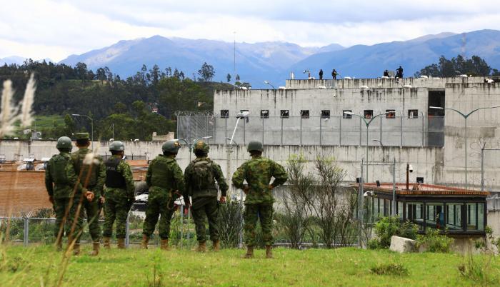 En la imagen un registro de archivo, tomada el pasado 4 de abril, en la que se registró a varios policías al vigilar la cárcel de la libertad N.1, en Cuenca (Ecuador).