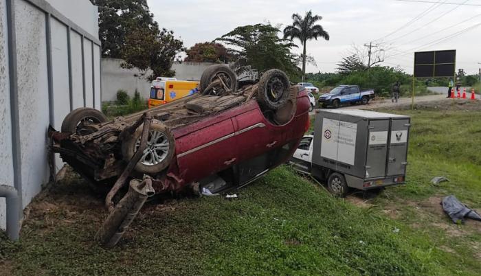 Versión. Según testigos, el carro perdió pista por exceso de velocidad.