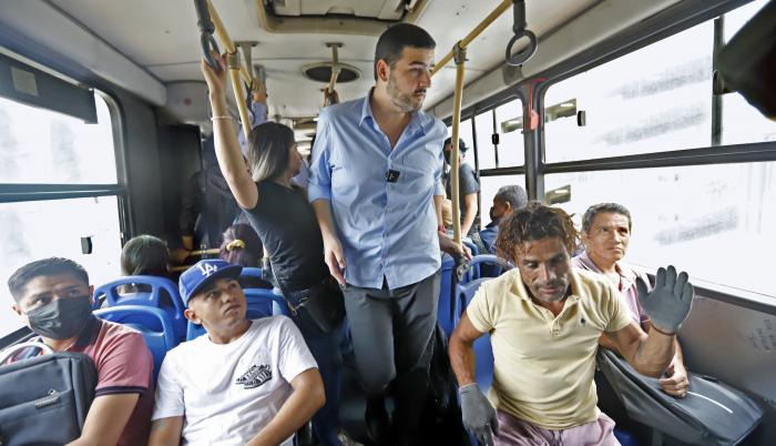 Cuestionario. El candidato a la alcaldía de Guayaquil, Aquiles Álvarez, respondió las preguntas de EXPRESO abordo de un bus de la Metrovía.