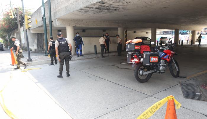 Escena. El presidente del comité barrial, Javier Rosero, fue asesinado al estilo sicariato a bordo de su vehículo.