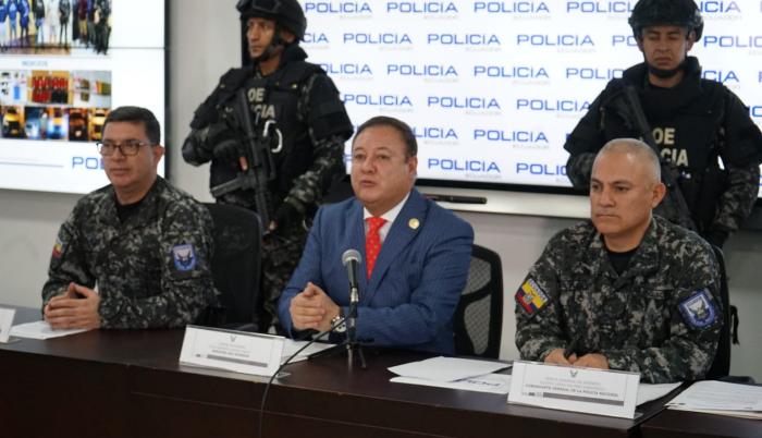 Juan Zapata, ministro del Interior, junto a Fausto Salinas, comandante general de Policía