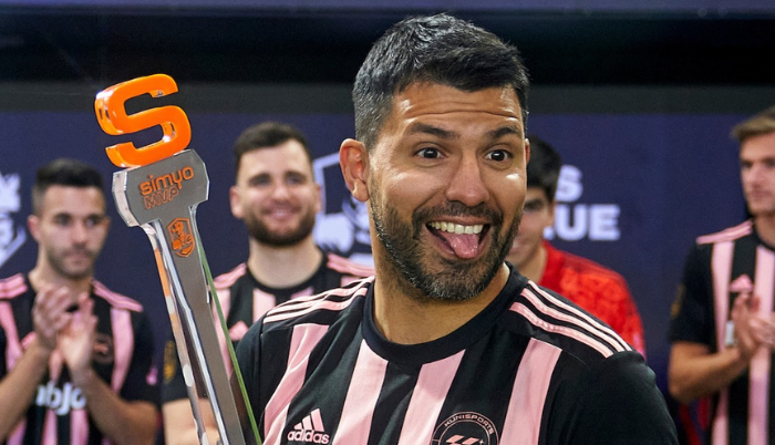 Sergio Kun Agúero vistiendo la camiseta de su equipo Kunis Sport.