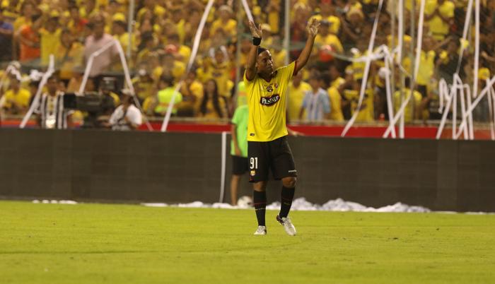 RONALDINHO-JUGADOR-NOCHE-AMARILLA