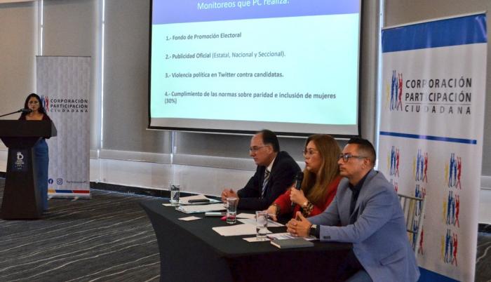 Referencia. Miembros de la Corporación durante una rueda de prensa con medios de comunicación.