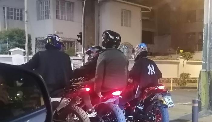Motos
