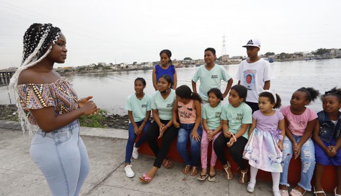 Maholy junto a los niños