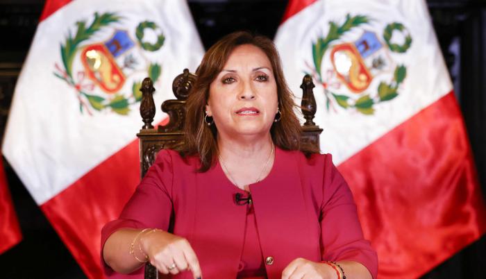 Fotografía cedida por la Presidencia del Perú que muestra a la mandataria Dina Boluarte durante un mensaje televisado a la nación, hoy, en Lima (Perú).