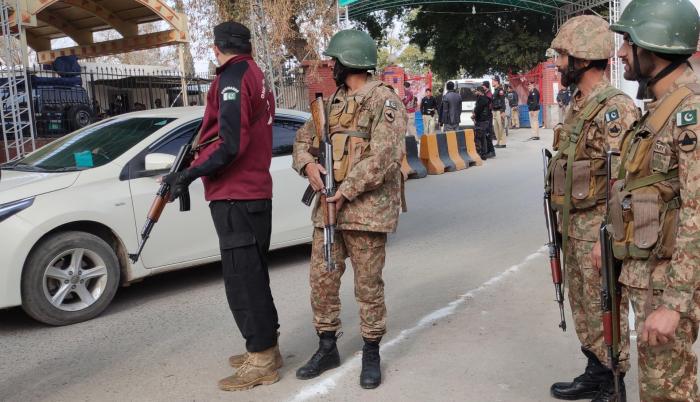 El ejército de Pakistán hace guardia cerca de la mezquita en Peshawar.