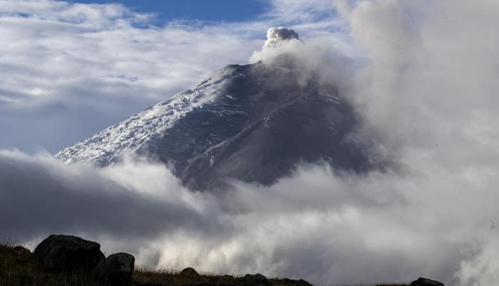 El Volcán Cotopaxi Lanza Una Doble Columna De Gases Y Ceniza En Ecuador 1931