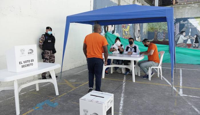 Referencia. Con esta foto, funcionarios del CNE aplaudían la participación de los PPL en las urnas en 2021.