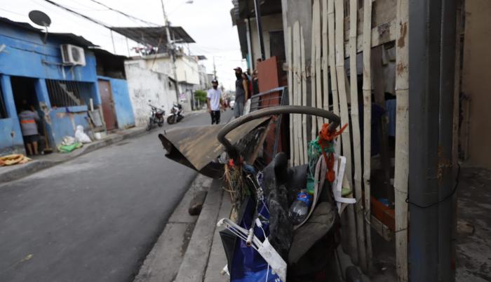 Fuera del domicilio son visibles los daños provocados por el estallido.