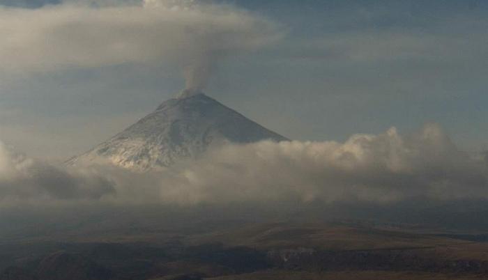 Referencia. El Cotopaxi emanó gas y el Instituto Geofísico alertó de su actividad.