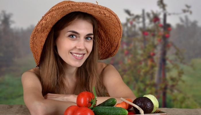 Mujer comiendo verduras