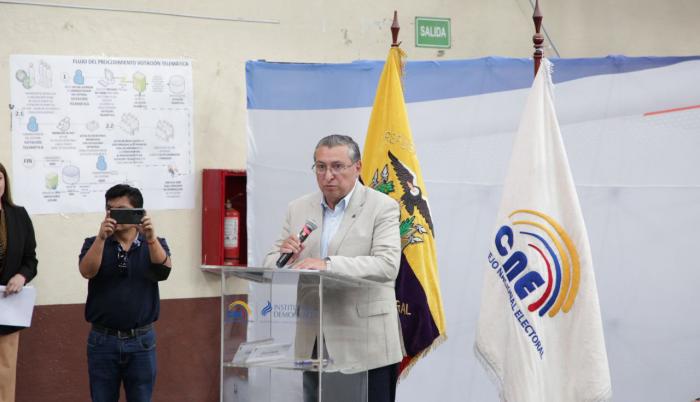 Escenario. El consejero del CNE, Jorge Cabrera, dio inicio al proceso.