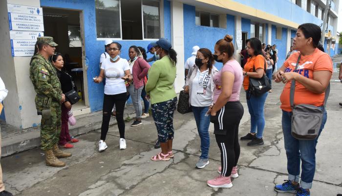 Algunos ciudadanos esperando ingresar para ejercer su voto.