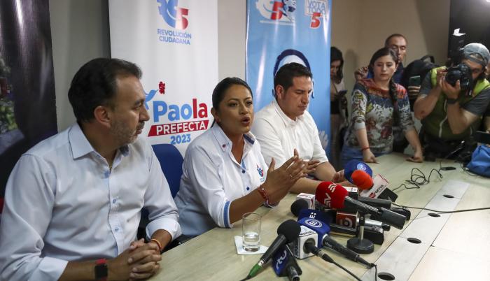 La prefecta de la provincia de Pichincha, Paola Pabón (c), junto al candidato de Revolución Ciudadana a alcalde de Quito, Pabel Muñoz (i), participan hoy en una rueda de prensa tras las elecciones seccionales (locales), en Quito (Ecuador).