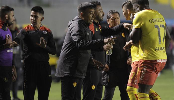 Aucas-César-Farías-críticas