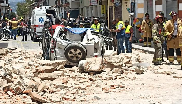Víctimas. En Azuay, Cuenca, Bomberos socorren a un ciudadano que quedó atrapado en el vehículo tras caída de una pared.