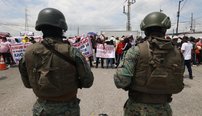 Militares delante de protesta por alias JR