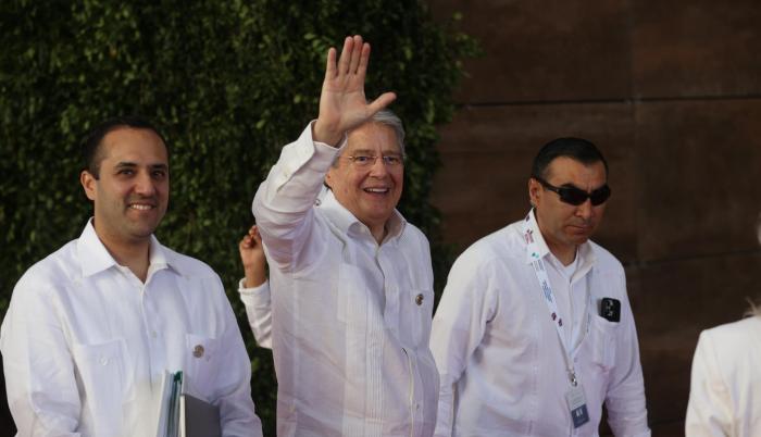 El presidente de Ecuador, Guillermo Lasso (c), fue registrado este sábado, 25 de marzo, al saludar a su llegada a la sesión plenaria de la XXVIII Cumbre Iberoamericana de Jefes de Estado y de Gobierno, en Santo Domingo (República Dominicana).
