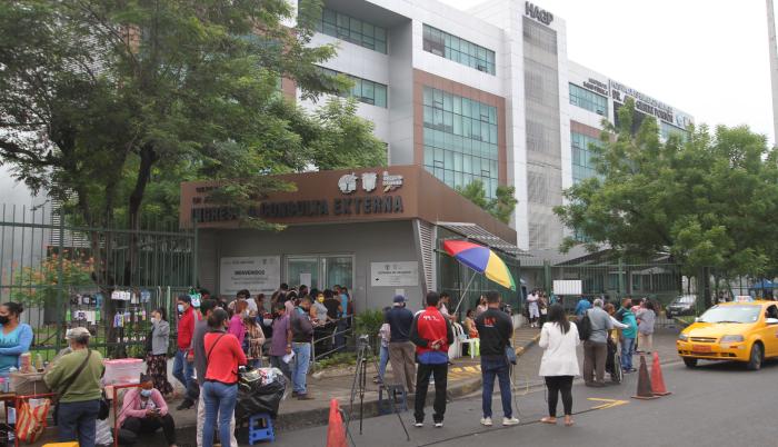 Los delincuentes se les llevaron las armas a los guardias de hospital.
