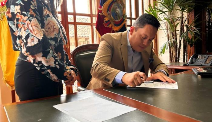 thumbnail_CUENCA CRISTIAN ZAMORA DURANTE LA FIRMA DE LOS PRIEMROS DOCUMENTOS COMO ALCALDE 1