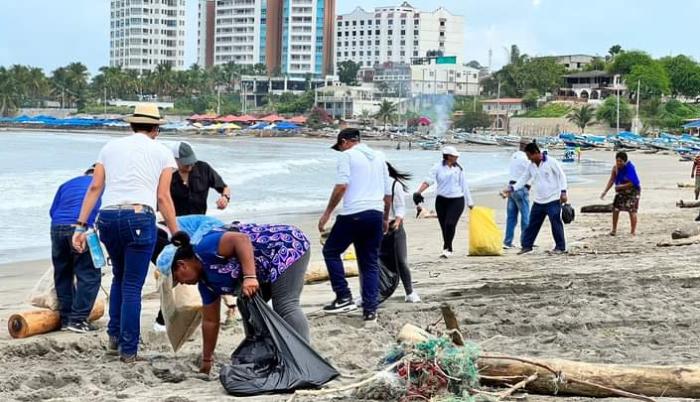 Los habitantes de Playas retiran dos toneladas de basura al pie del mar