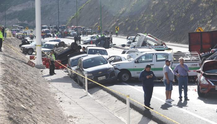 Guayllabamba Accidente De Tránsito Múltiple Deja Varios Heridos Y Fallecidos 9456