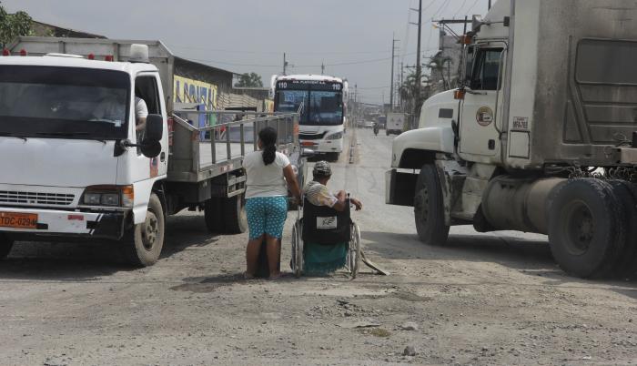 Guayaquil: Los huecos en las calles preocupan a los dueños de locales de la  Adace