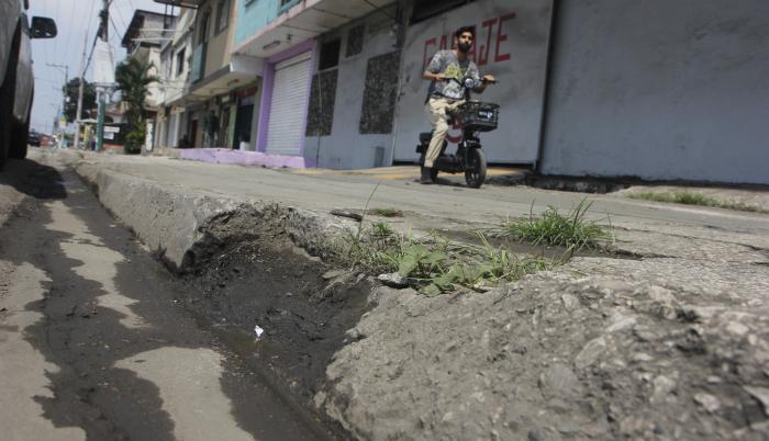 Guayaquil: Los huecos en las calles preocupan a los dueños de locales de la  Adace