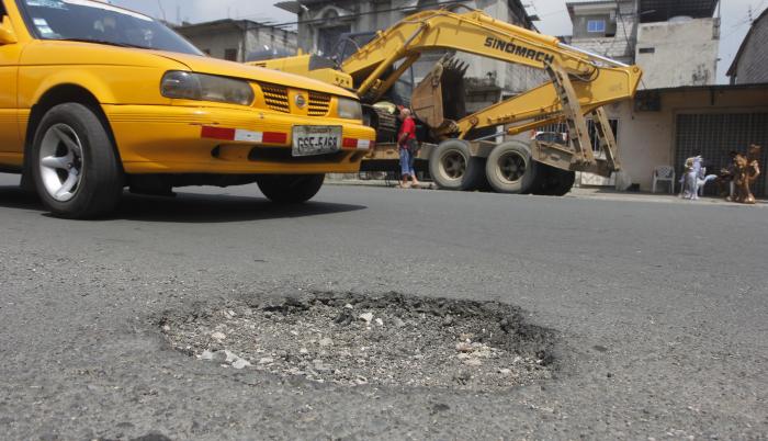 Guayaquil: Los huecos en las calles preocupan a los dueños de locales de la  Adace