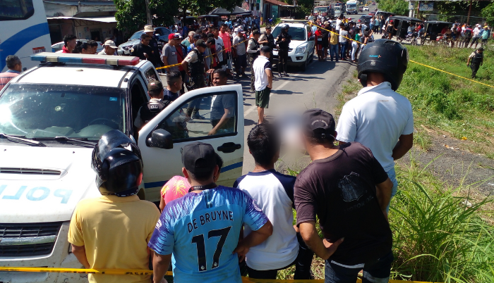 Dos jóvenes fueron baleados desde un vehículo en al via a Nobol.