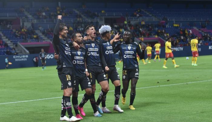 La delantera de los rayados tuvo al joven Yaimar Medina (c) y al experimentado boliviano Marcelo Moreno Martins (d).