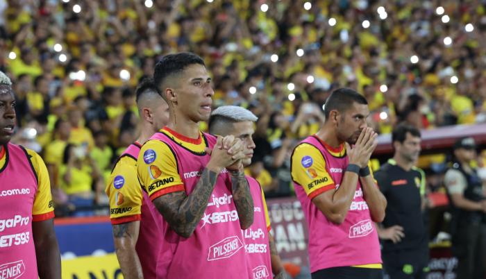 Reacción de los jugadores de Barcelona, durante el lanzamiento penal de Damián Díaz, en el Clásico del Astillero.