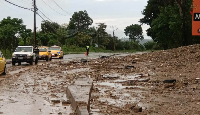 En la capital provincial se registraron deslizamientos de tierra en la vía de ingreso a la ciudad