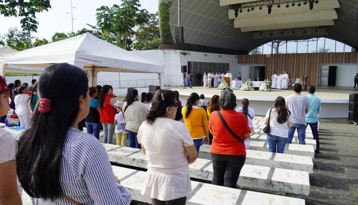 Los Católicos Locales Rezaron Por La Paz