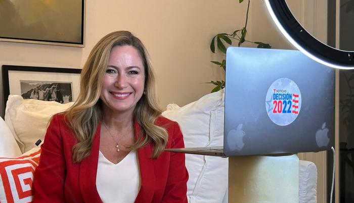 Debbie Mucarsel-Powell llegó a los EE. UU. desde Ecuador a una edad temprana con su madre.