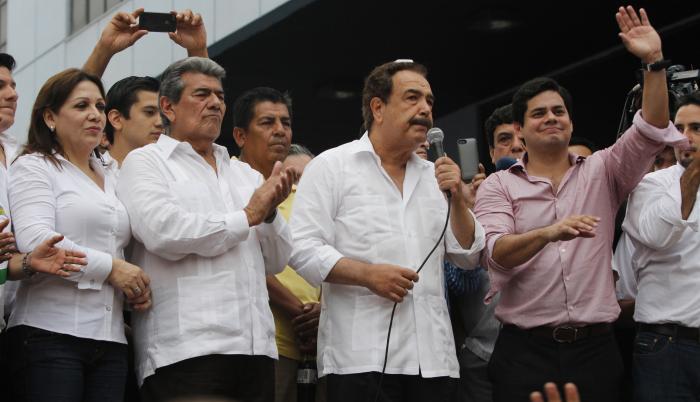 Carlos Falquez Batallas acompañado del exalcalde de Guayaquil Jaime Nebot y de su hijo Carlos Falquez Aguilar.