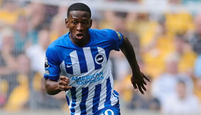 Pervis Estupiñán fue titular en Brighton.