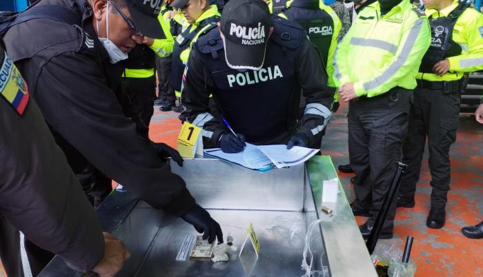 policías en la cárcel de Cotopaxi