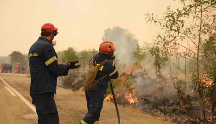 Los Bomberos Griegos No Terminan De Controlar El Enorme Fuego En La ...