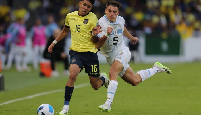 Kendry Páez (i) de Ecuador disputa el balón con Manuel Ugarte Ribeiro de Uruguay