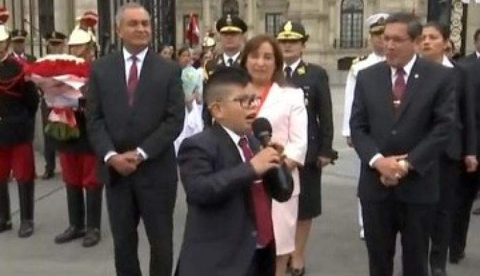 Niño recita poema en Peru frente a Virgen