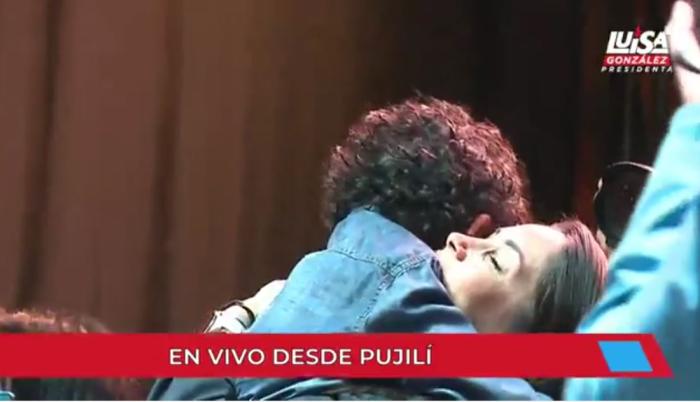 Luisa González y un niño, en un acto de promoción política