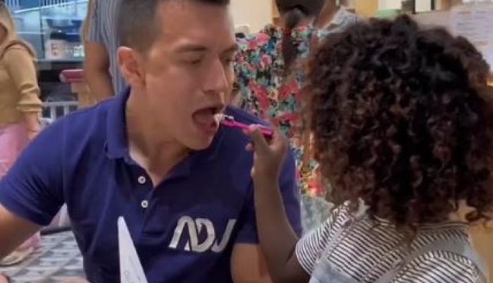 Noboa comiendo helado