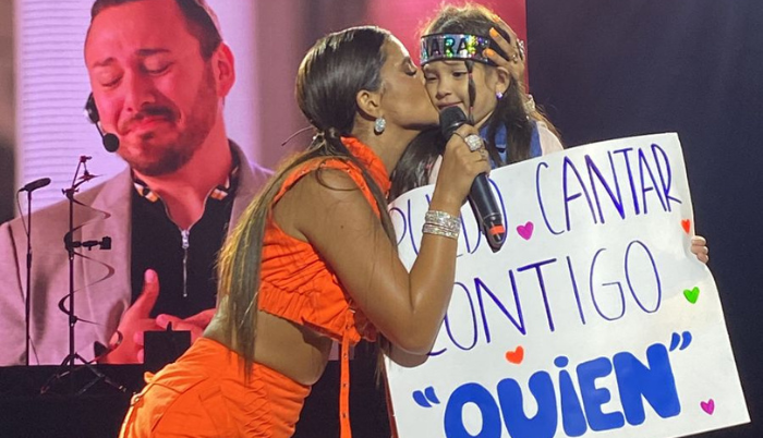 Dayanara Peralta compartiendo con una pequeña en su concierto