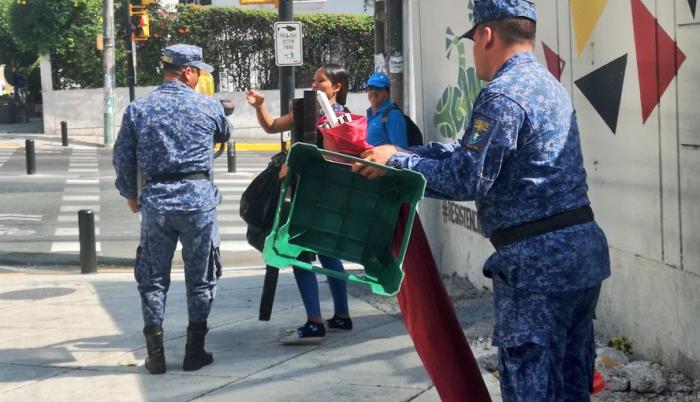 Controversia. Agentes metropolitanos levantaron el comercio de una mujer que vendía comida en los exteriores de una unidad educativa, en Ceibos.